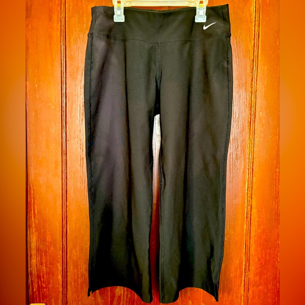 Nike FITDRY cropped workout pant in black, size medium (8-10)